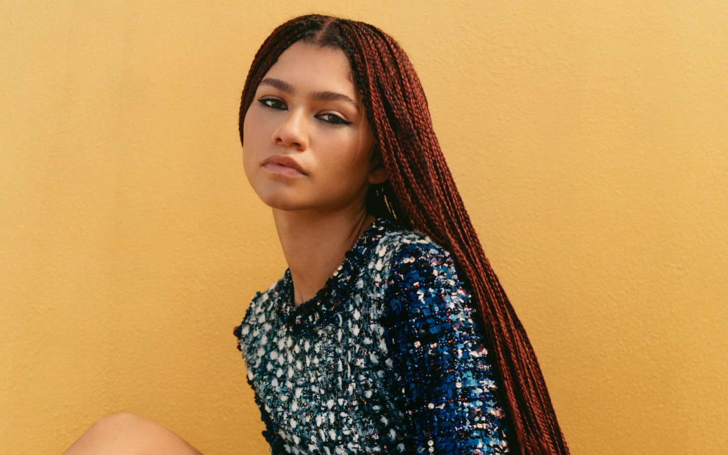 Актриса Зендая с косичками на голове 