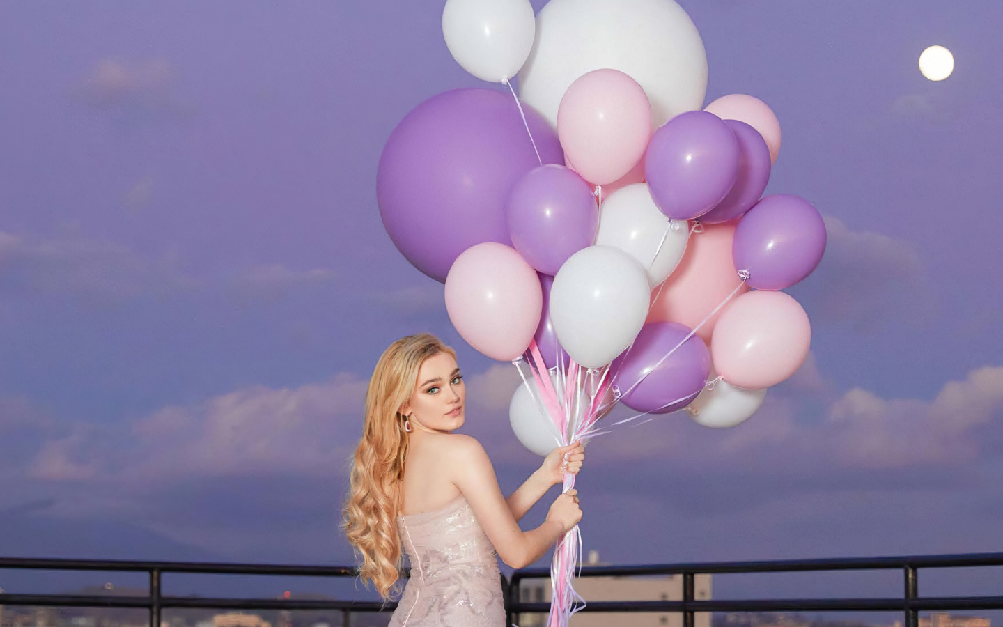 Американская актриса Мэг Доннелли с воздушными шариками