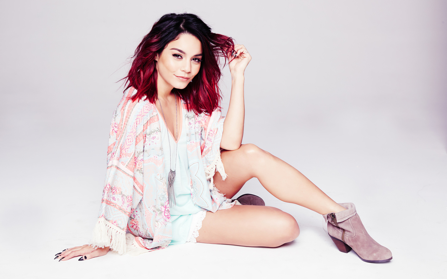 Американская актриса Ванесса Хадженс на сером фоне