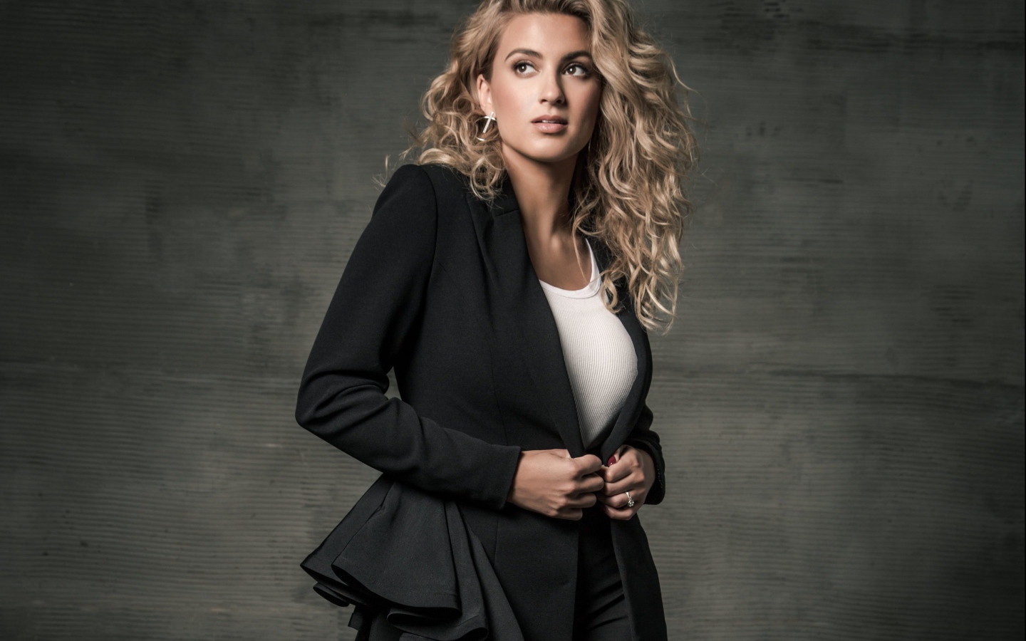 Американская певица Тори Келли в черном костюме