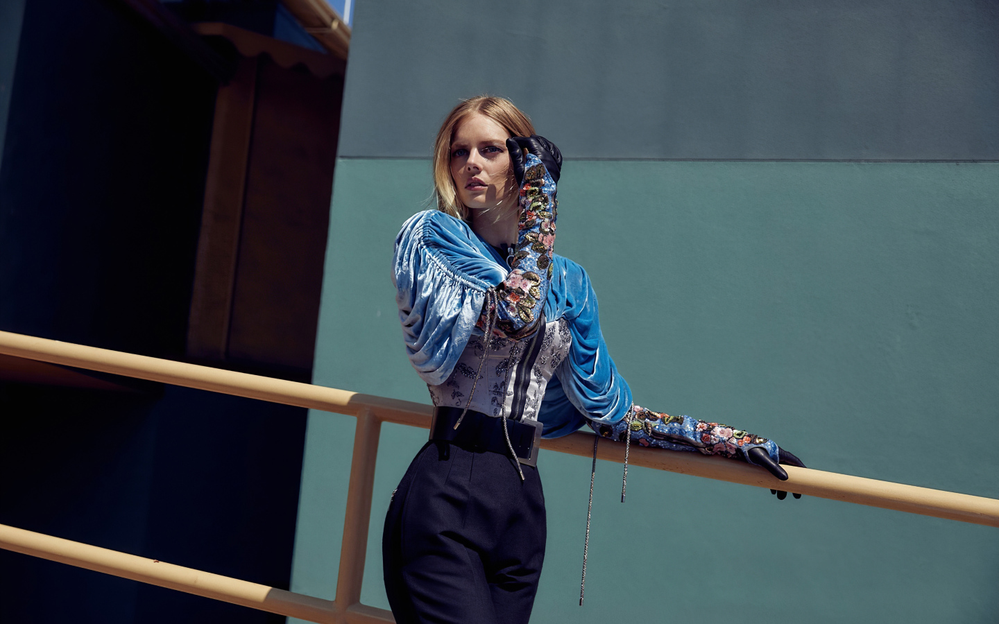 Австралийская актриса, модель Самара Уивинг в костюме