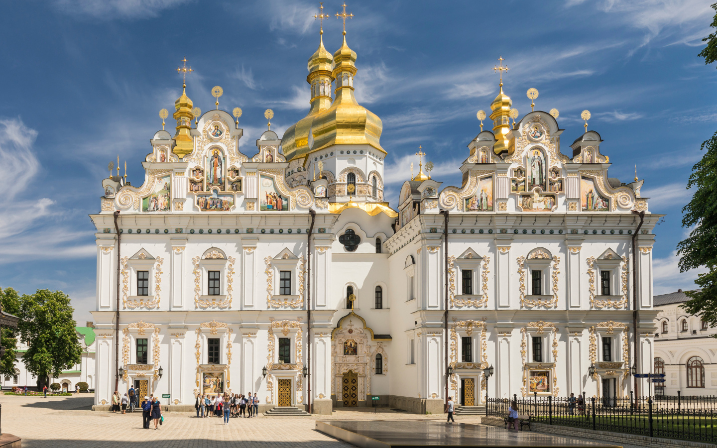 Красивый Успенский Собор под голубым небом, Киев. Украина