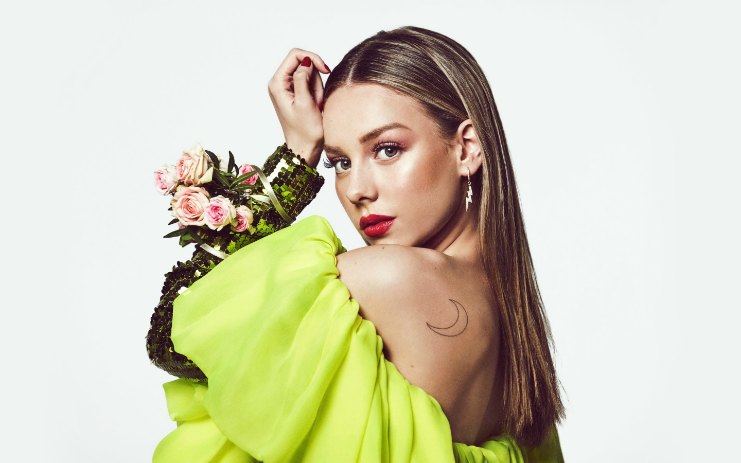 Красивая испанская актриса Эстер Экспосито с татуировкой