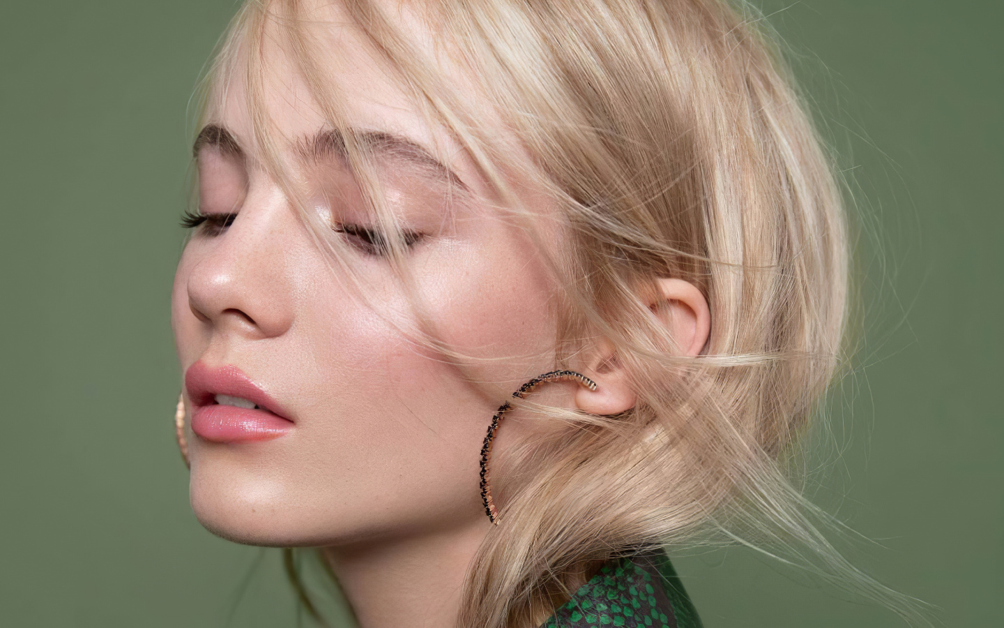 Красивая блондинка, актриса Фрейя Аллан лицо крупным планом