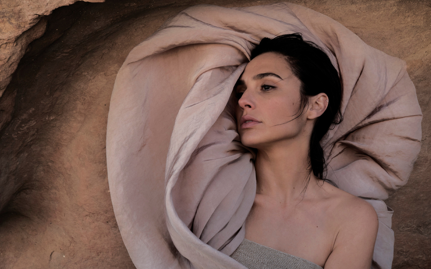 Красивая брюнетка, актриса Галь Гадот