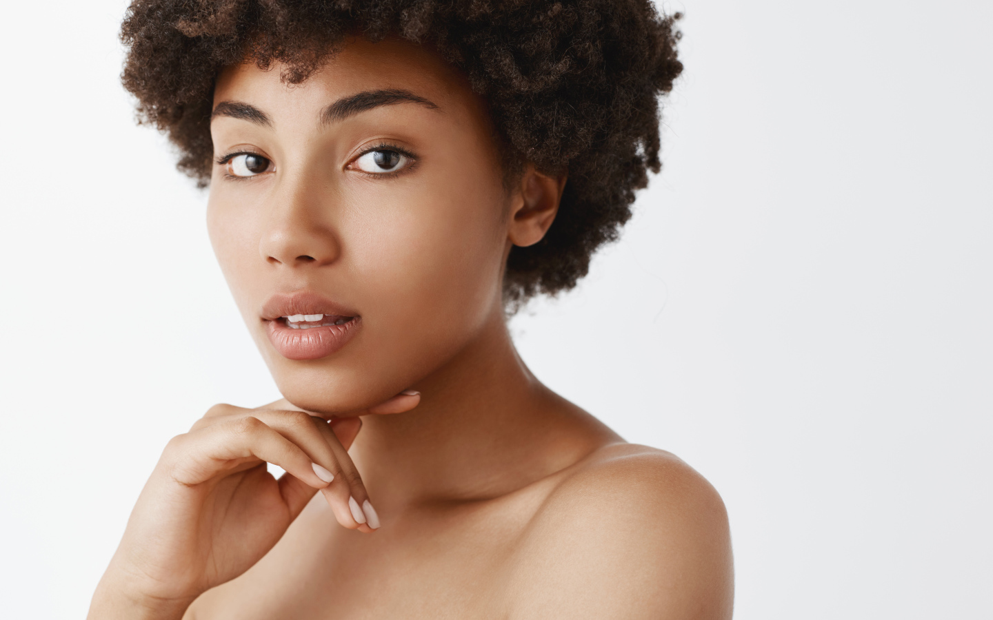 Красивая темнокожая девушка на белом фоне 