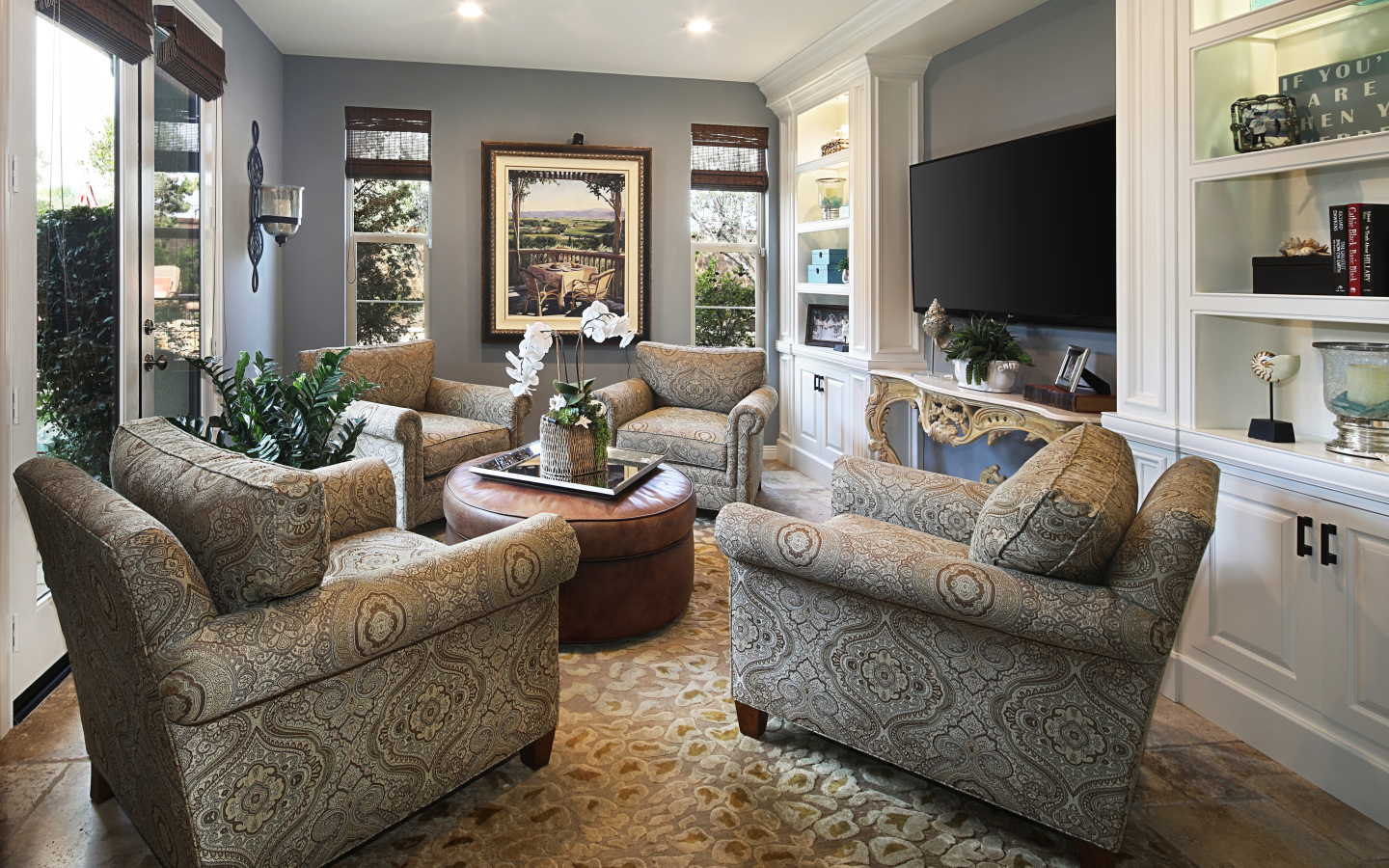 Красивая мебель в комнате с большим телевизором