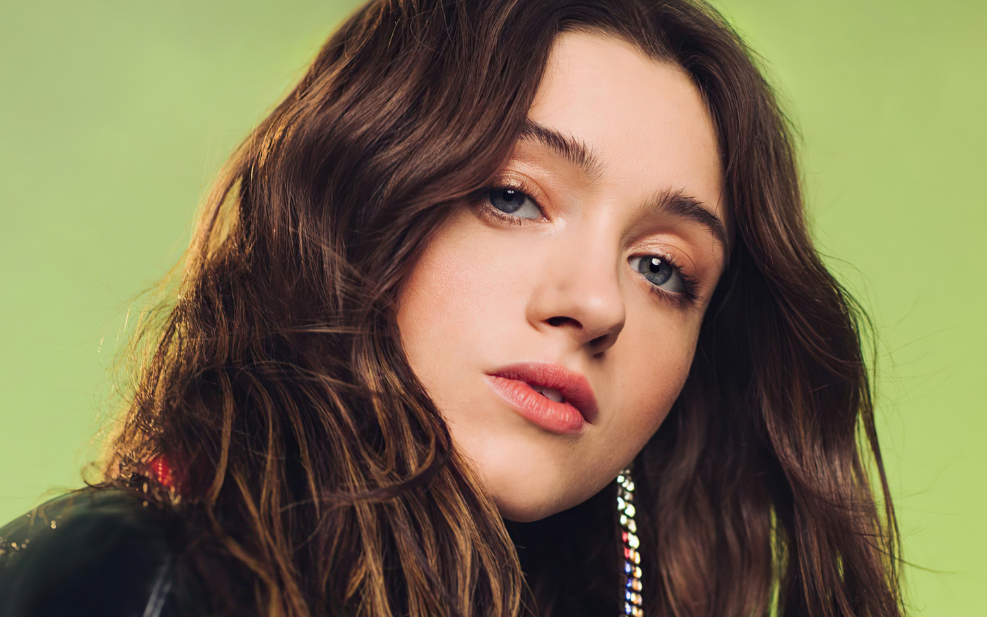 Красивая девушка  Наталия Дайер лицо крупным планом