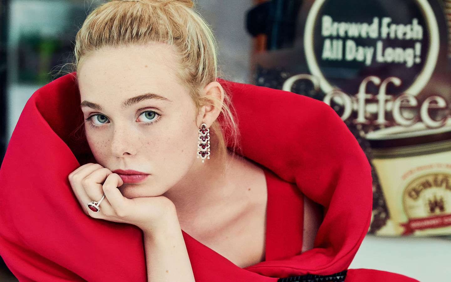 Красивая девушка, актриса Эль Фаннинг в красном наряде