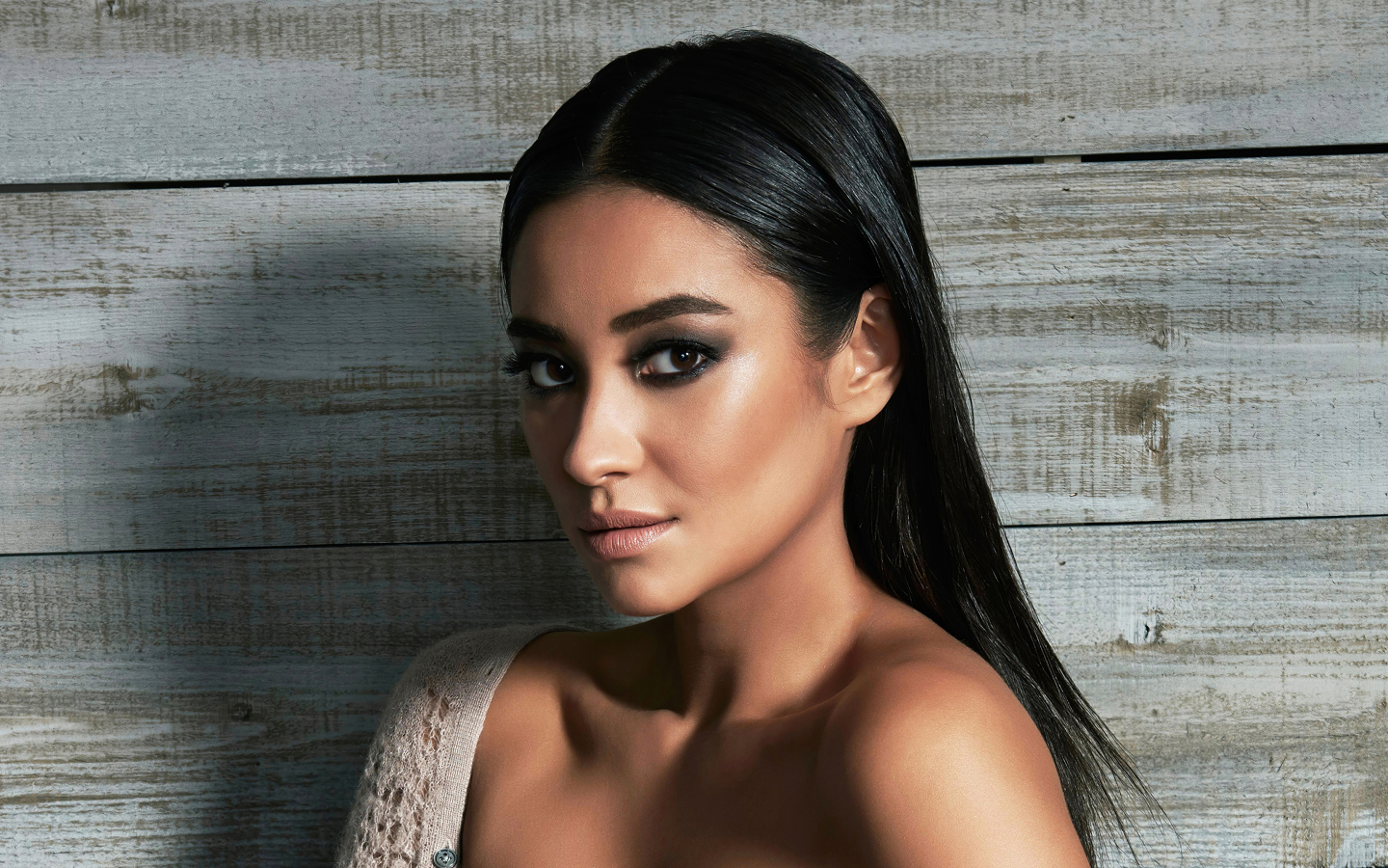 Канадская актриса Шей Митчелл на деревянном фоне