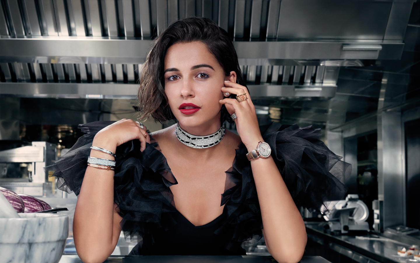 Английская актриса Наоми Скотт в черном платье в кафе