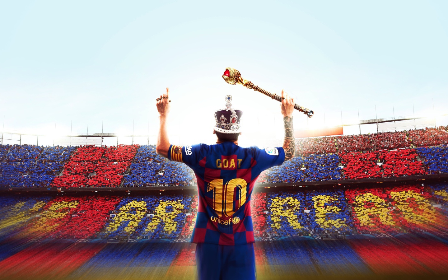Футболист Лионель Месси в короне со скипетром на стадионе