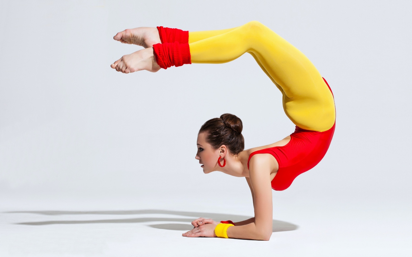 Девушка гимнастка делает стойку 