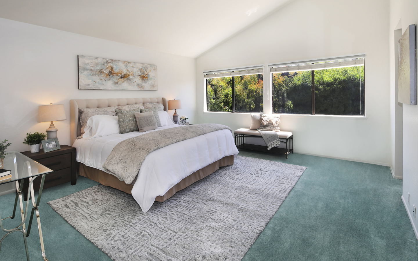 Серый интерьер спальной комнаты с большой  кроватью 