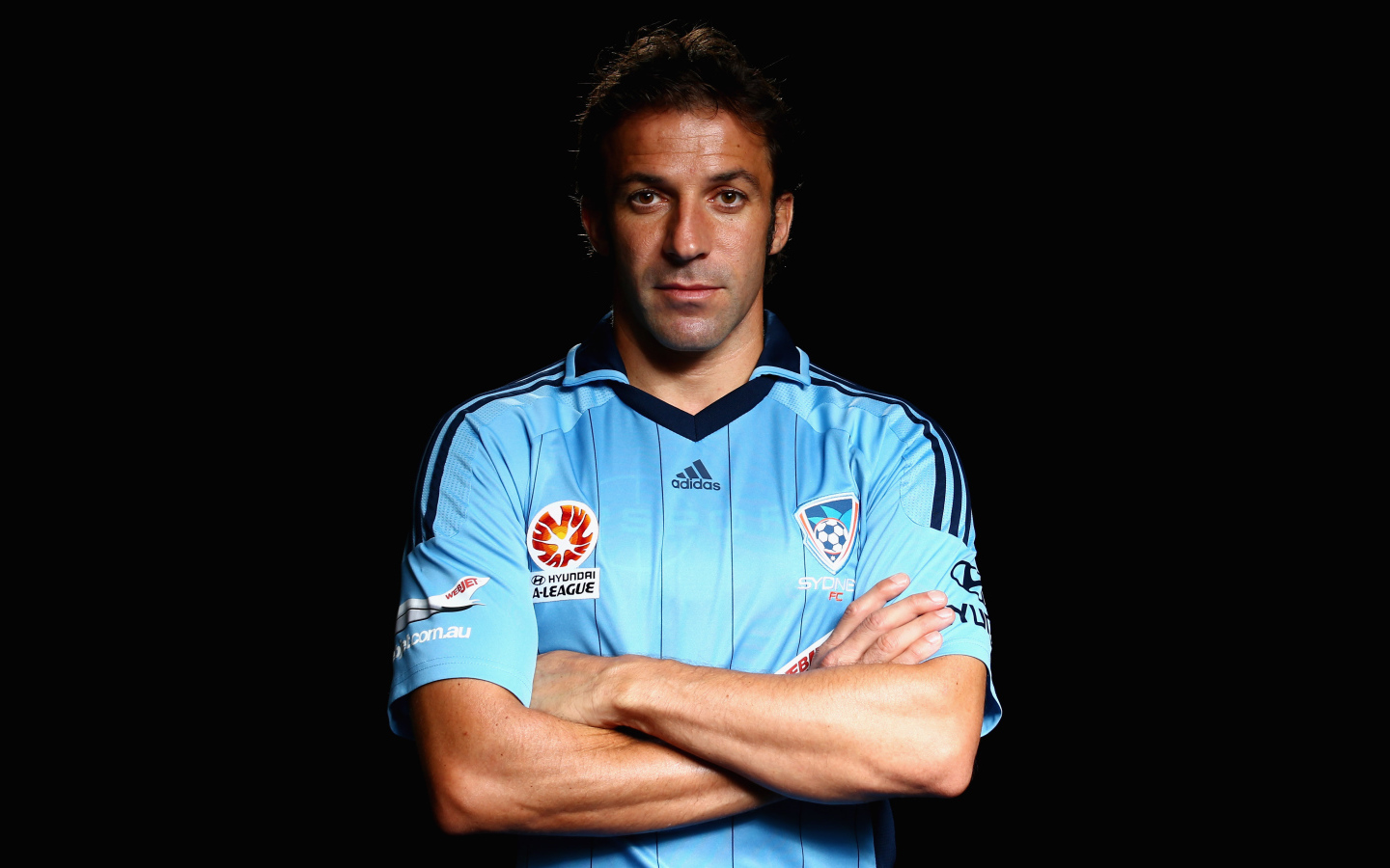 Итальянский футболист Алессандро Дель Пьеро на черном фоне