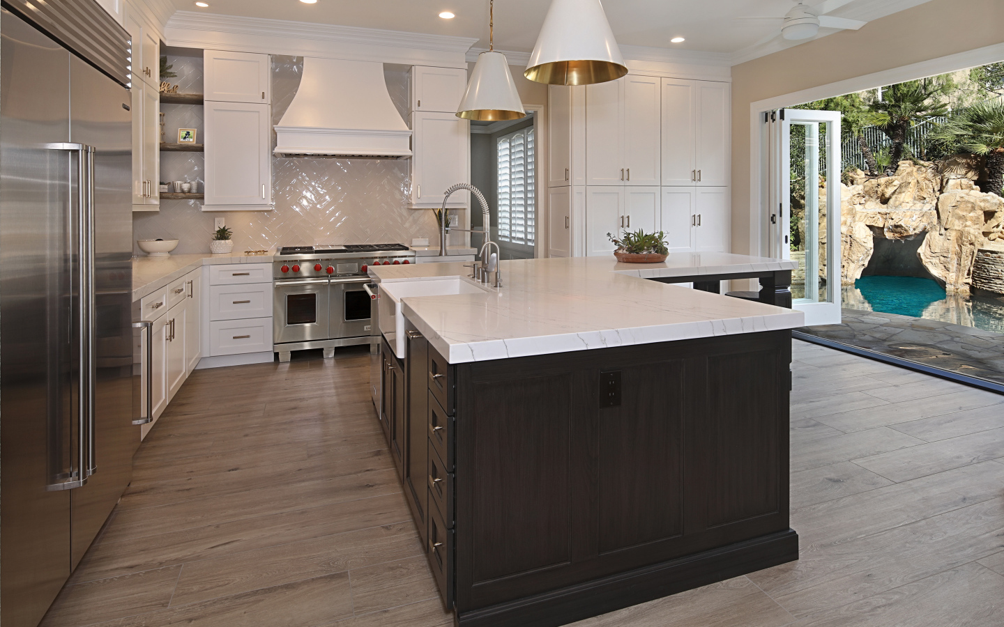 Кухня с большим холодильником с выходом в сад 