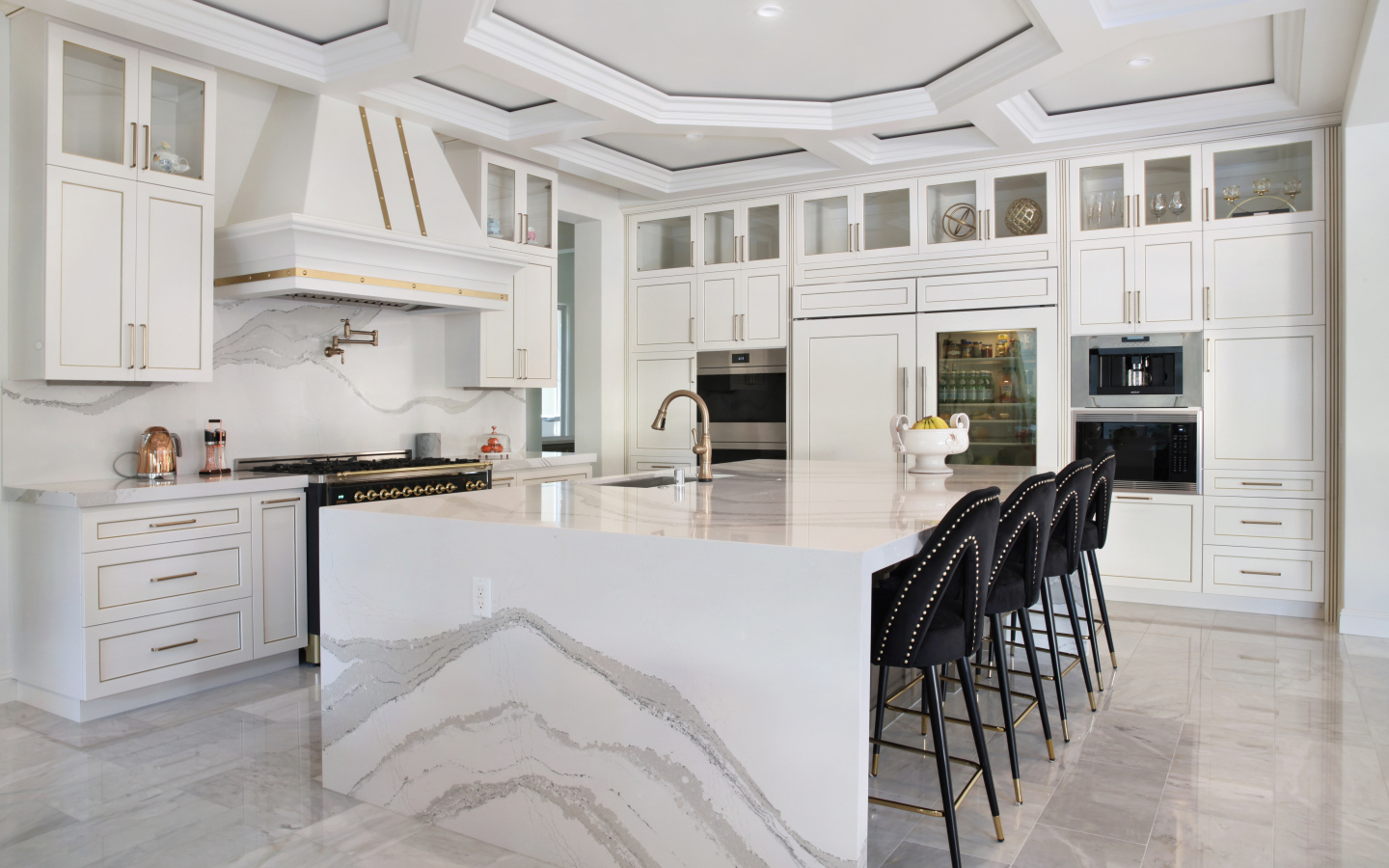 Большая спальня с черными кожаными стульями 