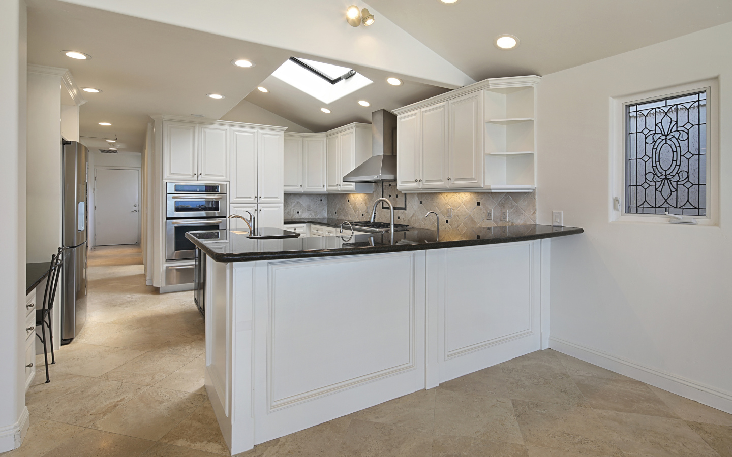 Большая светлая кухня в квартире 