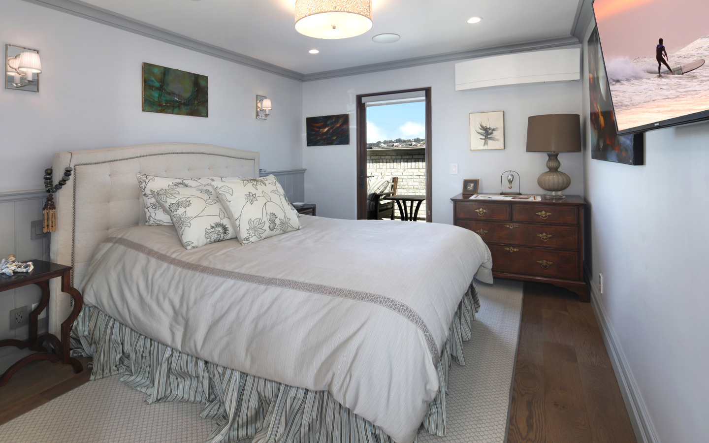 Большая мягкая кровать в спальной комнате