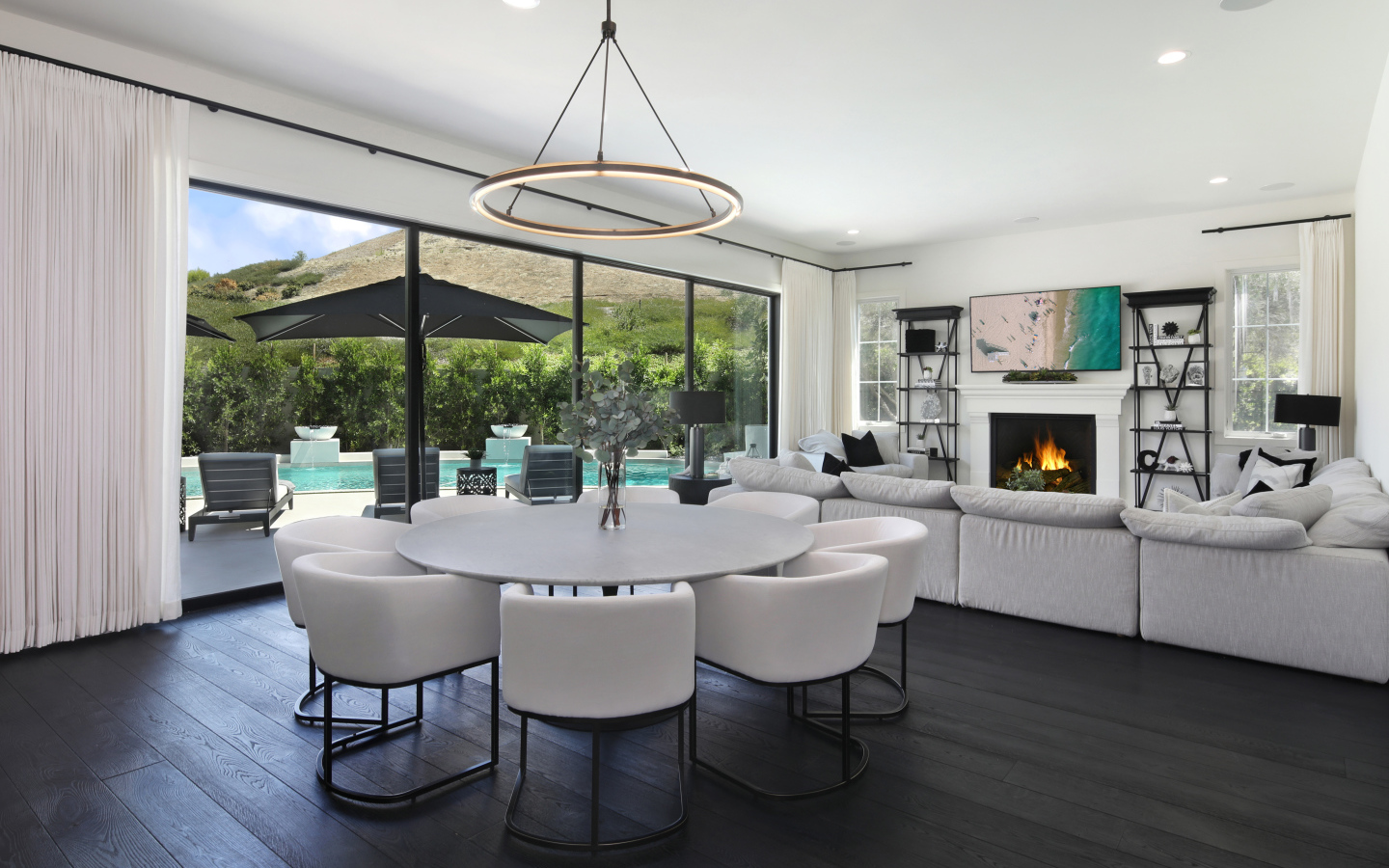 Большой белый стол в комнате с диваном и камином 