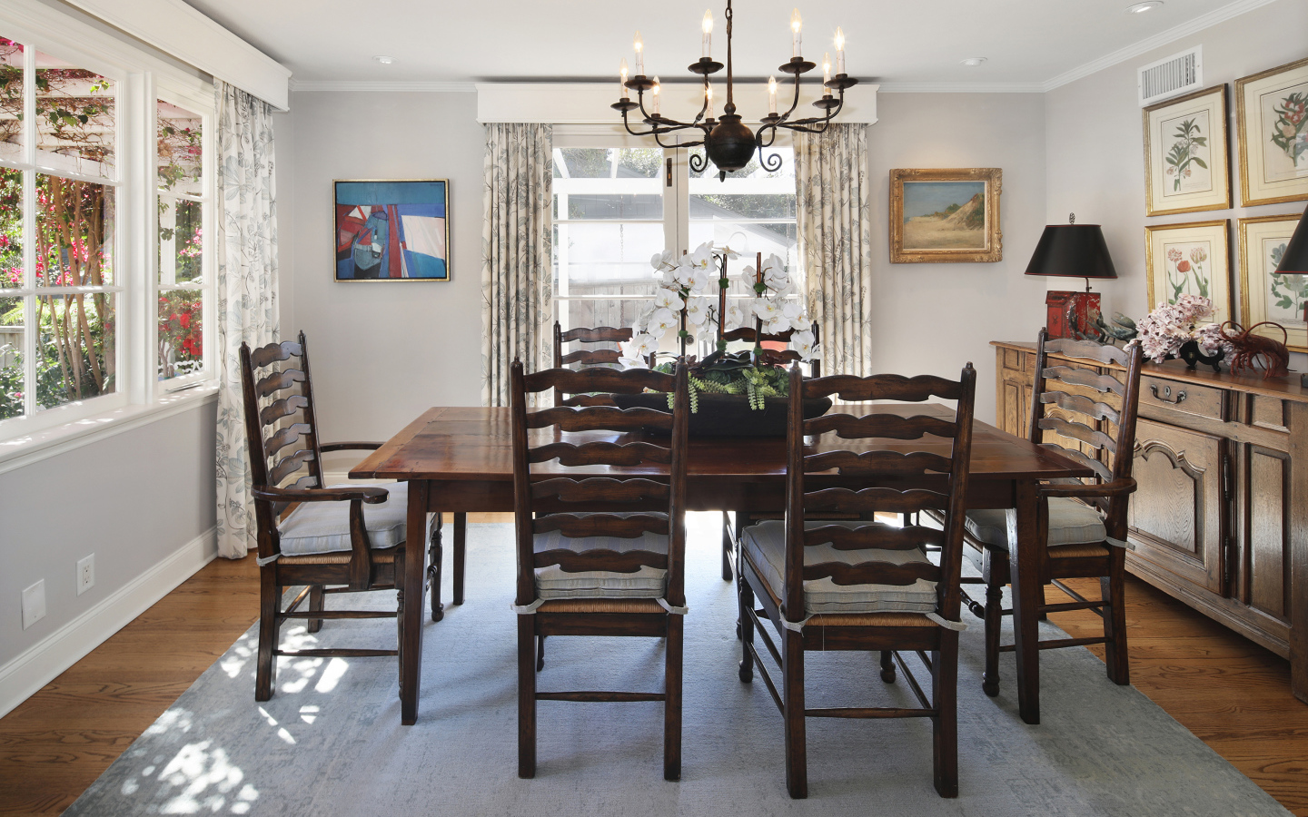 Большой деревянный стол в комнате с большими окнами