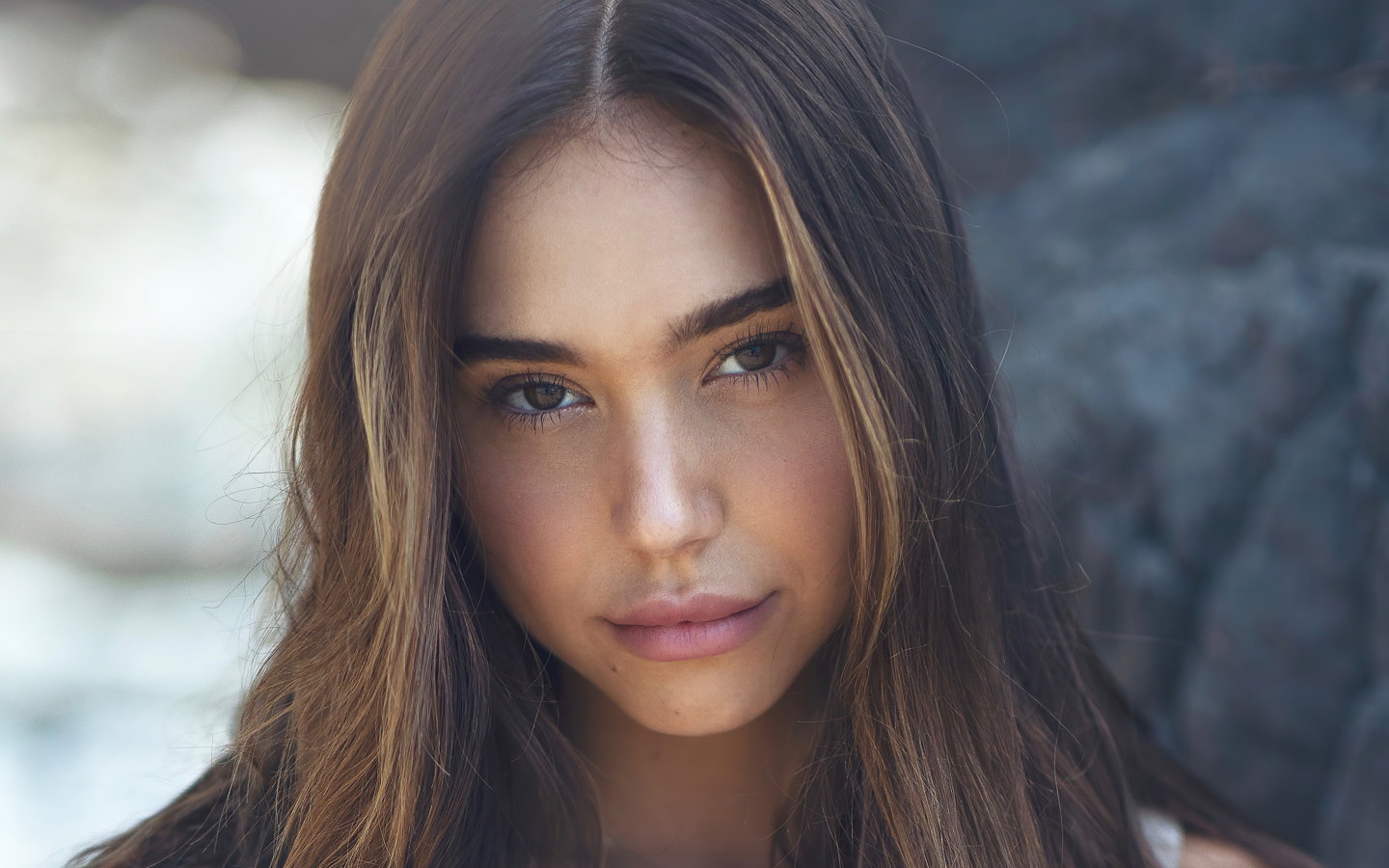 Длинноволосая актриса Алексис Рэн крупным планом