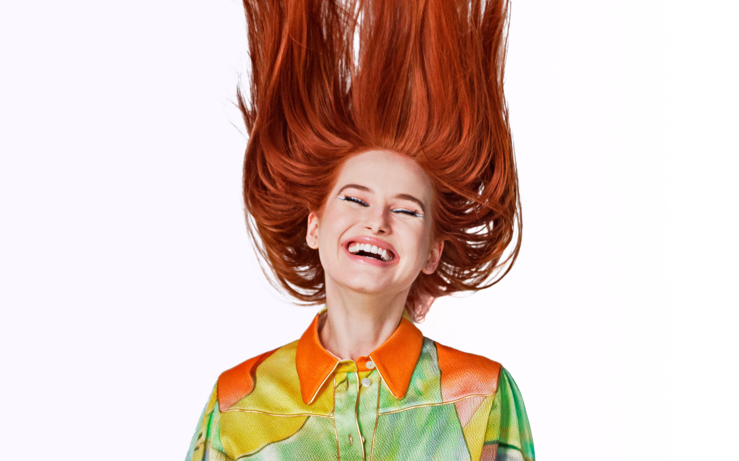 Улыбающаяся актриса Мэделин Петш с рыжими волосами на белом фоне