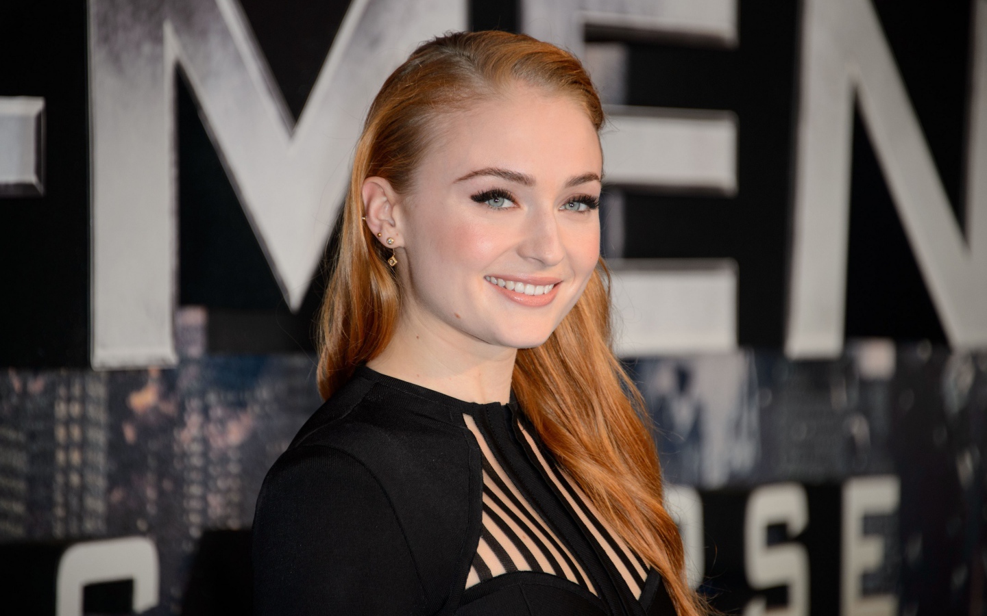 Улыбающаяся рыжеволосая девушка, актриса Софи Тёрнер