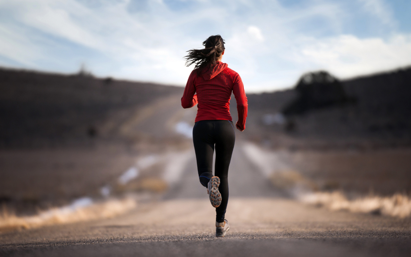 Спортивная девушка занимается бегом