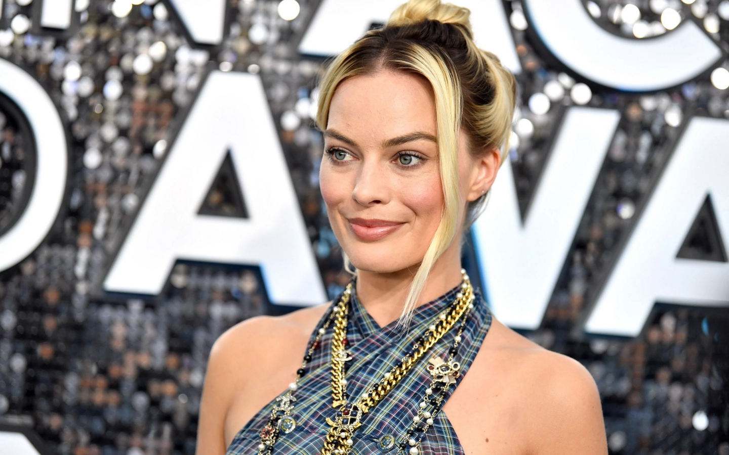 Стильная актриса Марго Робби с украшениями на шее 