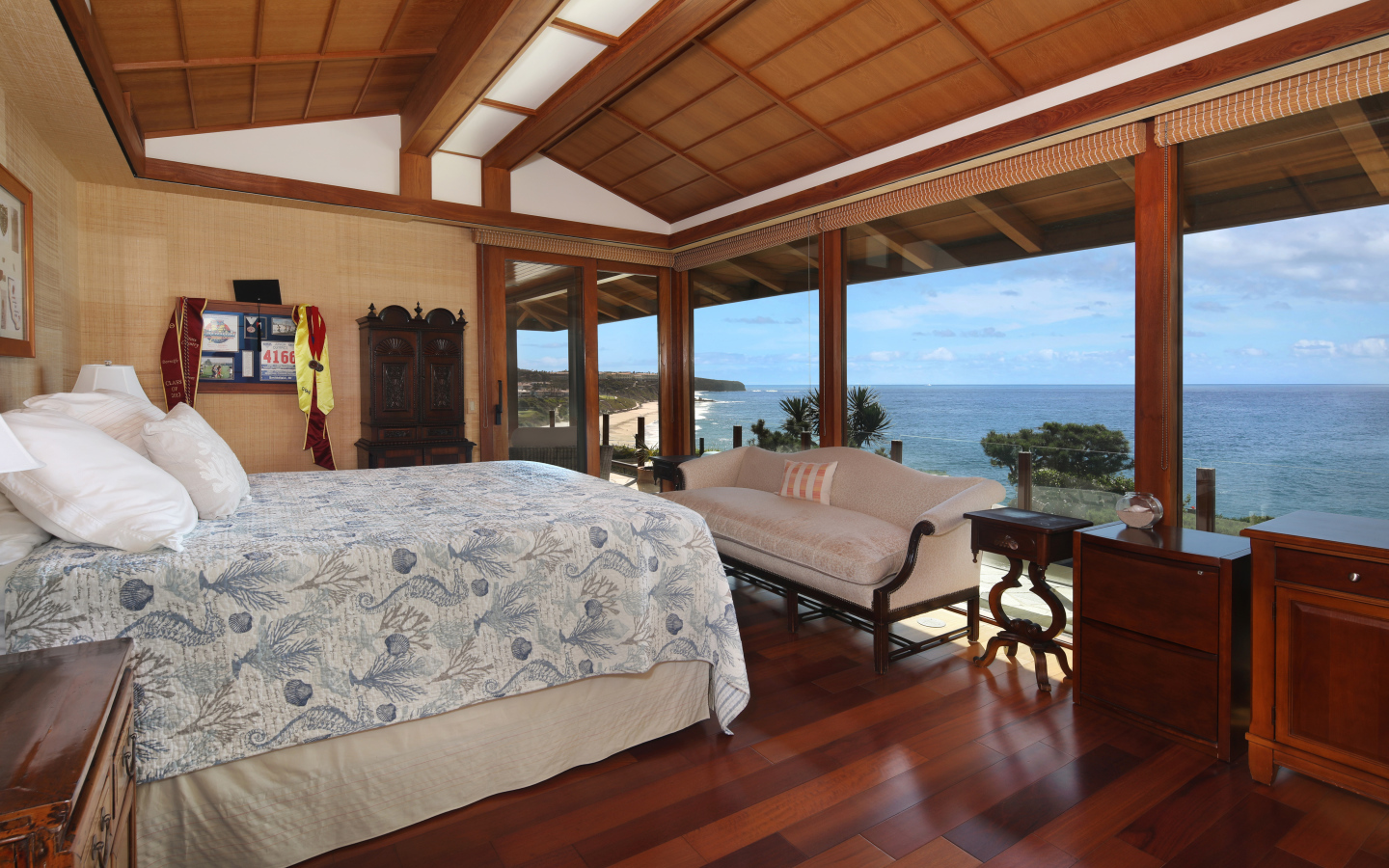 Деревянная спальня с большой кроватью и видом на море 