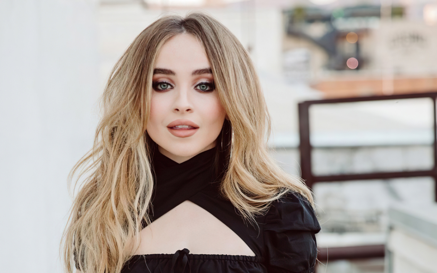 Молодая красивая блондинка, актриса и певица Сабрина Карпентер в черном наряде