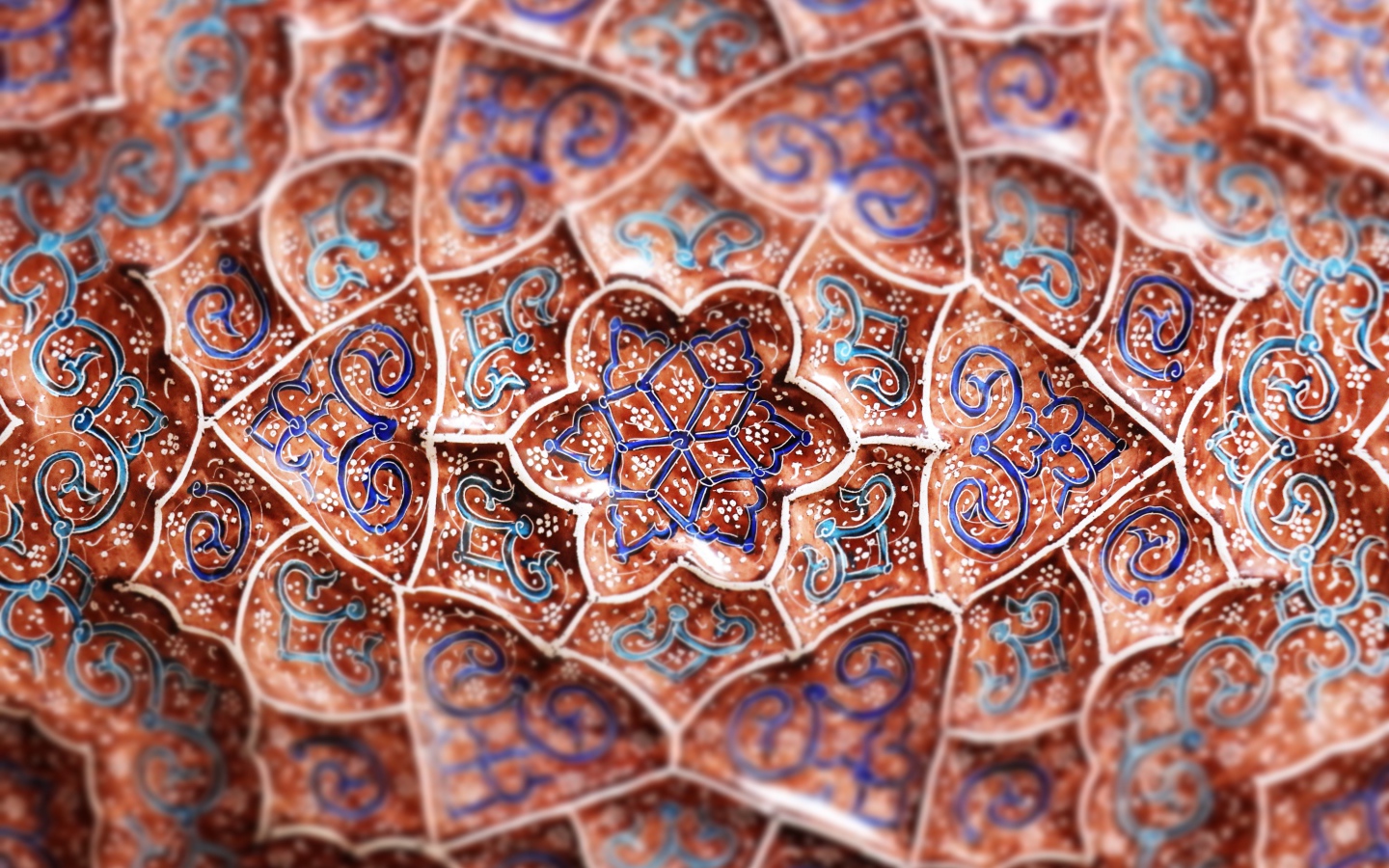 Красивые синие узоры цветов на коричневом фоне 