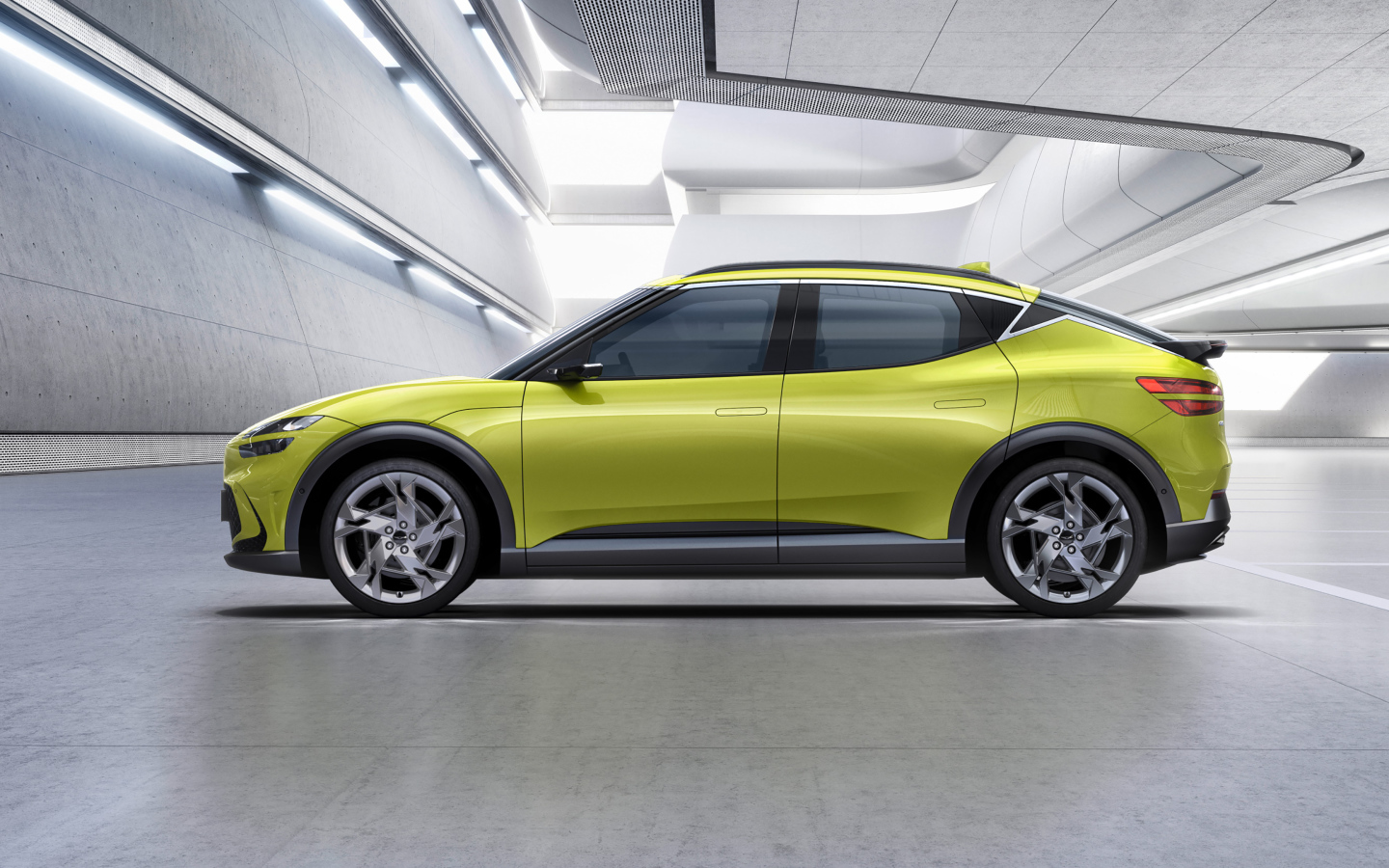 Автомобиль  Genesis GV60, 2021 года вид сбоку