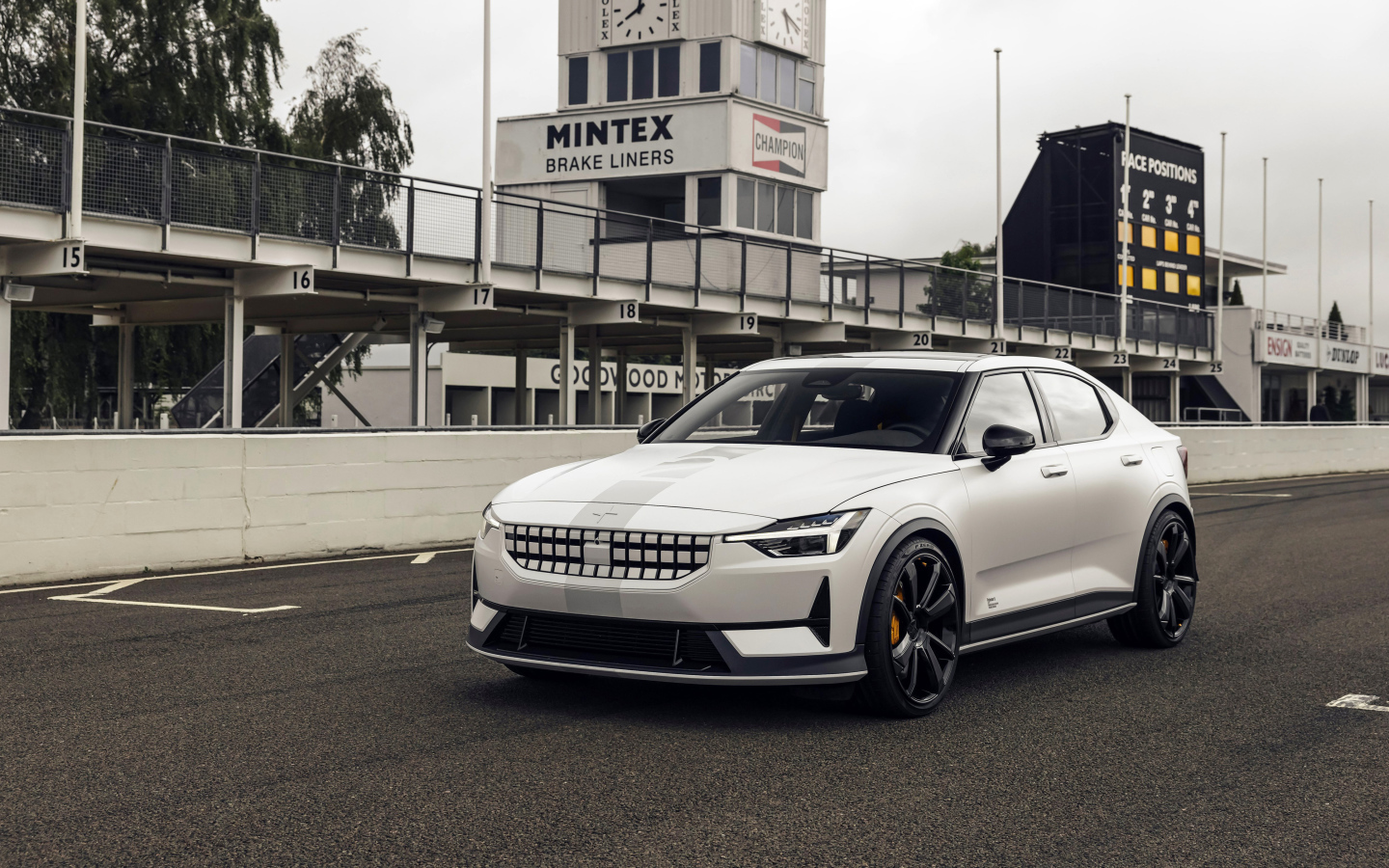 Белый автомобиль Polestar 2 Experimental 2021 года у завода