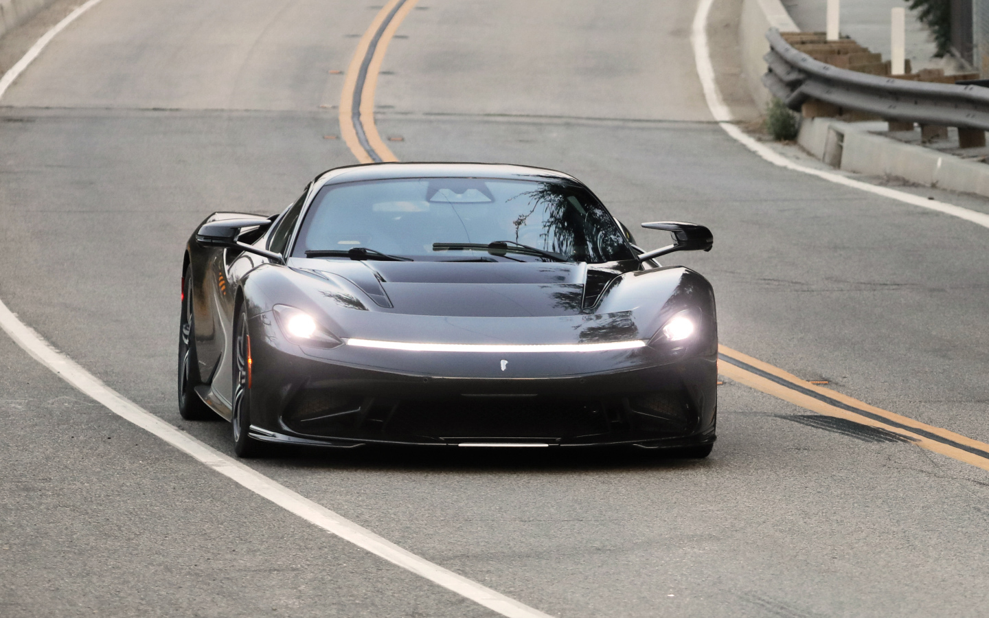 Быстрый автомобиль Pininfarina Battista, 2022 года на дороге