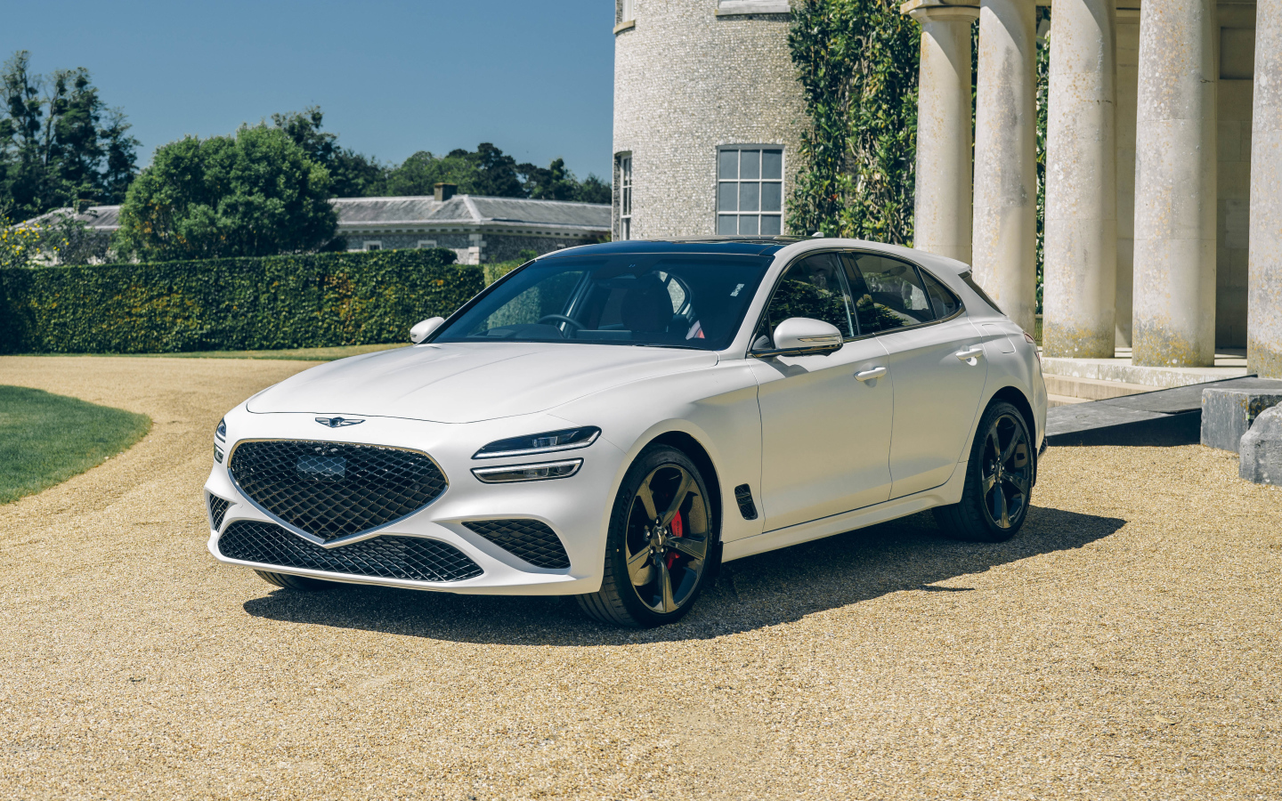 Белый  Genesis G70 2.0T Shooting Brake 2021 года у здания