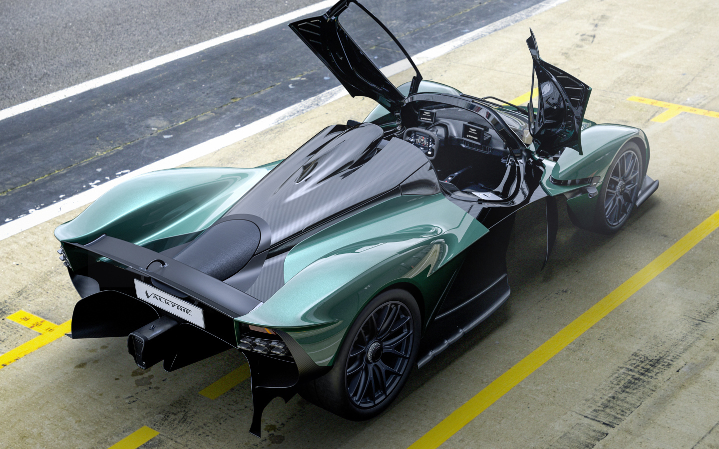 Гоночный автомобиль Aston Martin Valkyrie Spider 2021 года