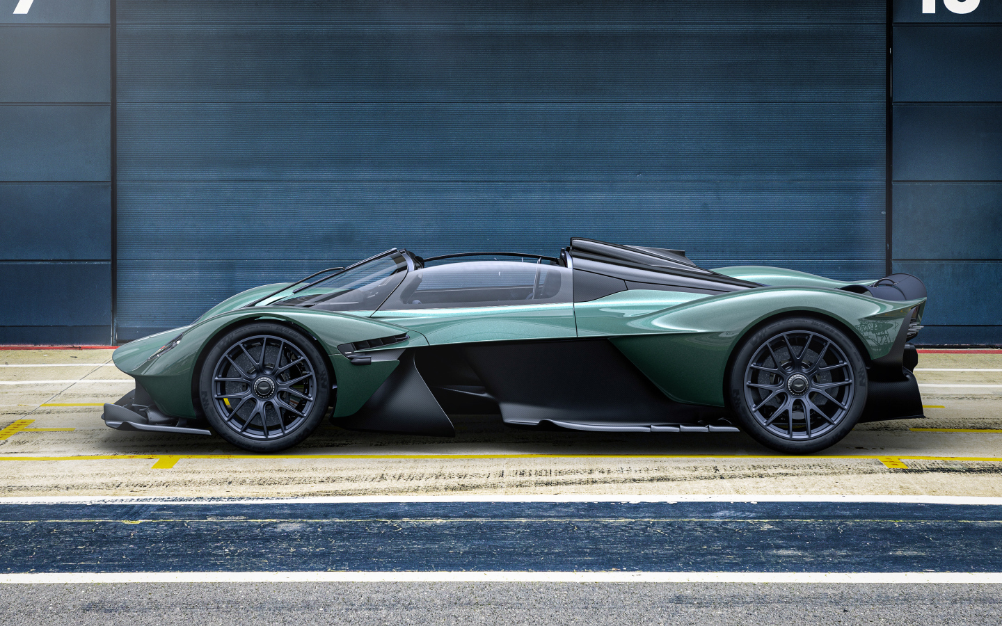 Кабриолет Aston Martin Valkyrie Spyder 2021 года вид сбоку