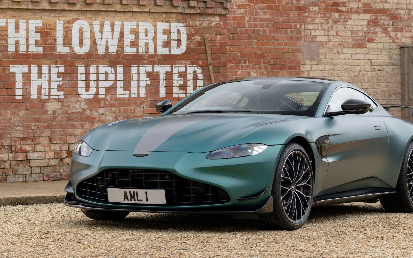 Автомобиль Aston Martin Vantage F1 Edition 2021 года у стены