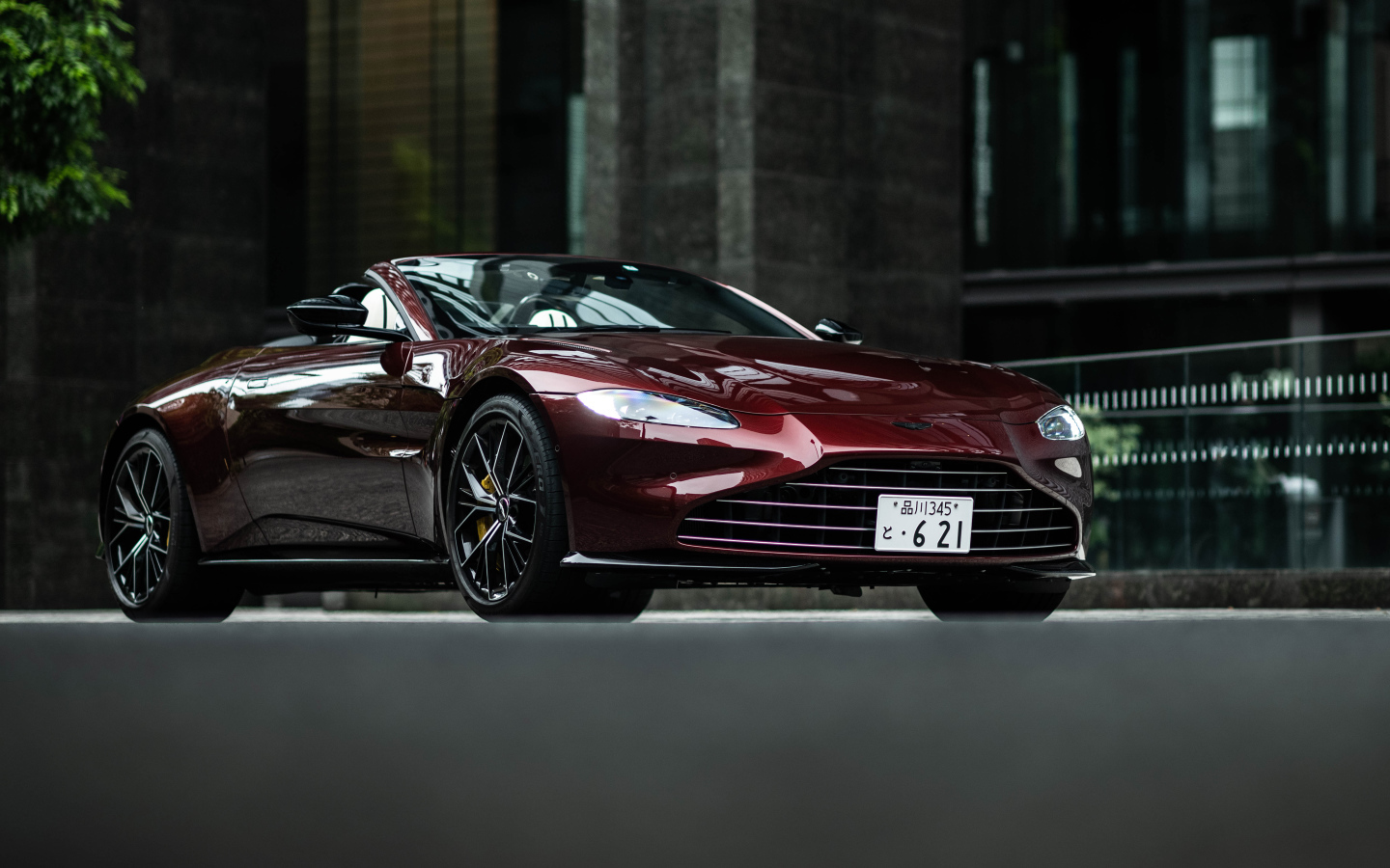 Красивый бордовый автомобиль Aston Martin Vantage Roadster 2021 года