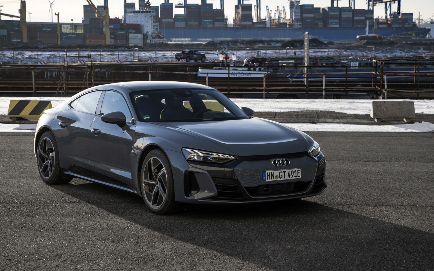 Автомобиль Audi E-Tron GT Quattro 2021 года в порту