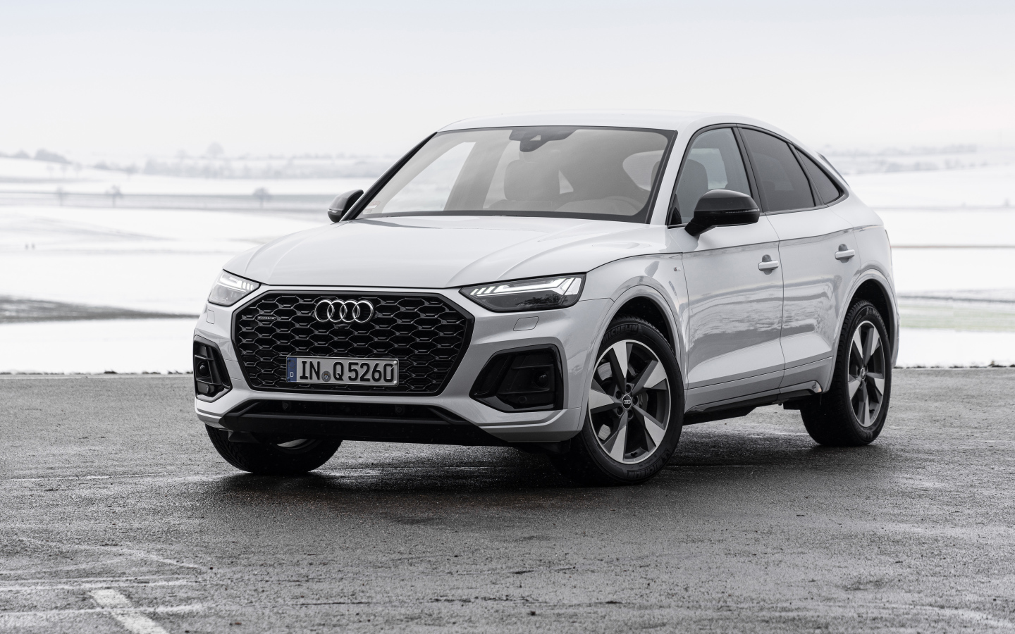 Серебристый автомобиль Audi Q5 Sportback 40 TDI Quattro S Line 2021 года