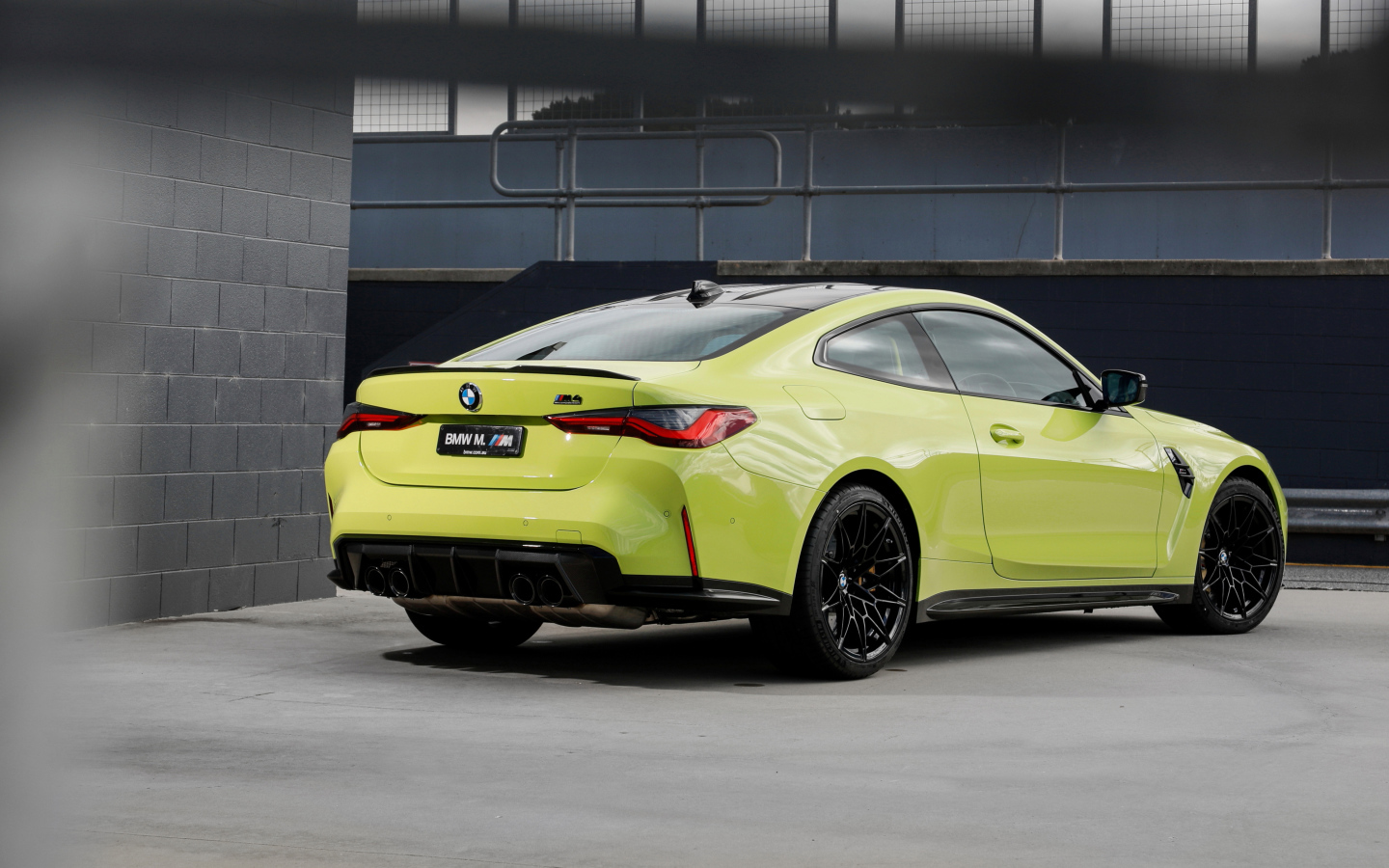 Автомобиль BMW M4 Competition 2021 года вид сзади