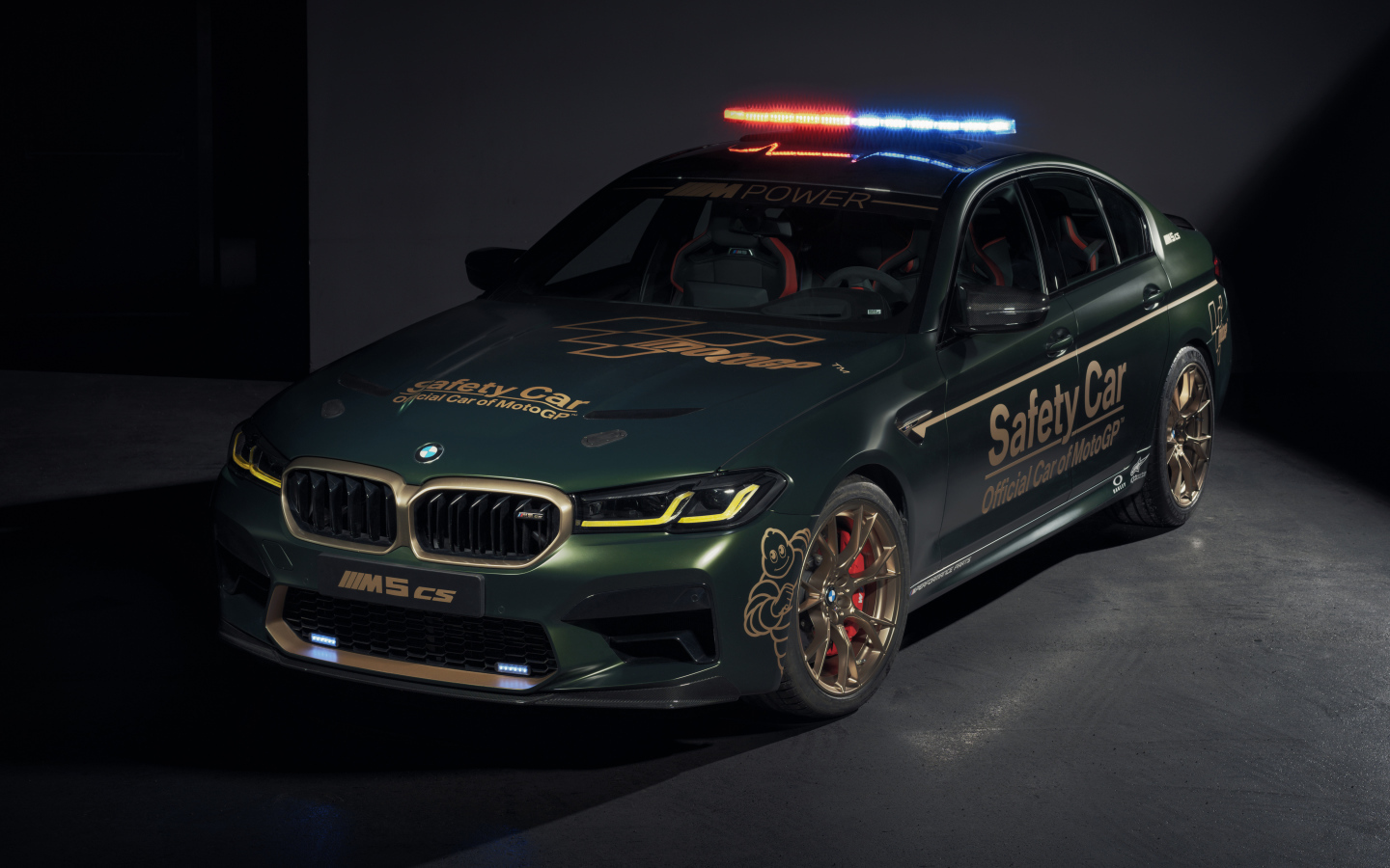 Служебный автомобиль BMW M5 CS MotoGP Safety Car 2021 года