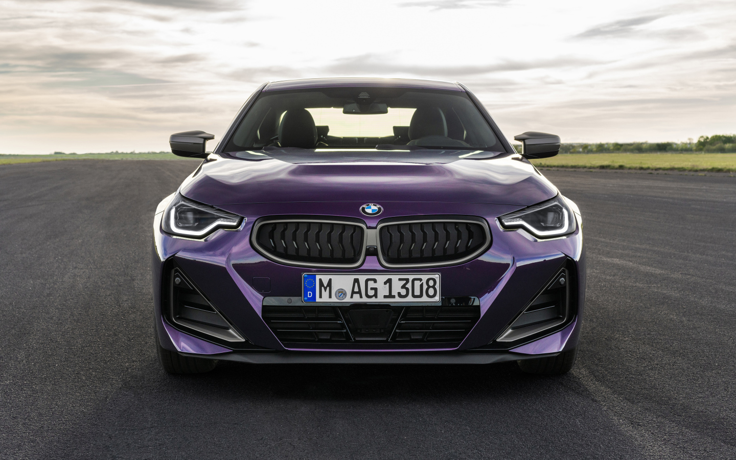Красивый автомобиль BMW M240i XDrive Coupé 2021 года вид спереди