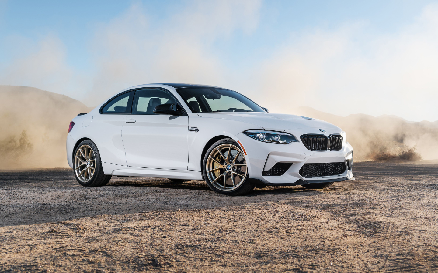Белый автомобиль BMW M2 CS, 2021 года в пыли