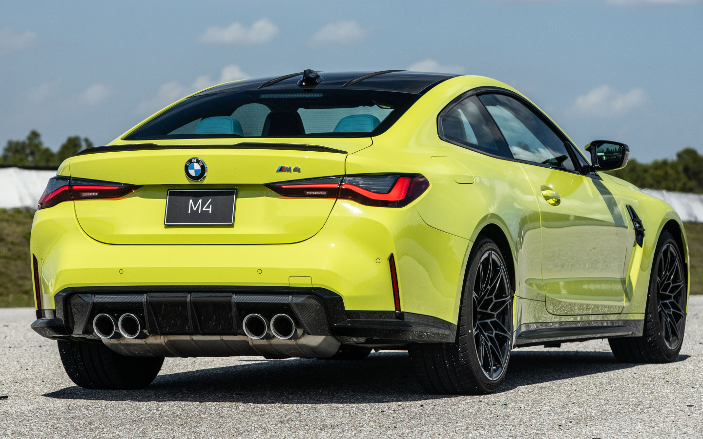 Желтый спортивный автомобиль BMW M4, 2021 года