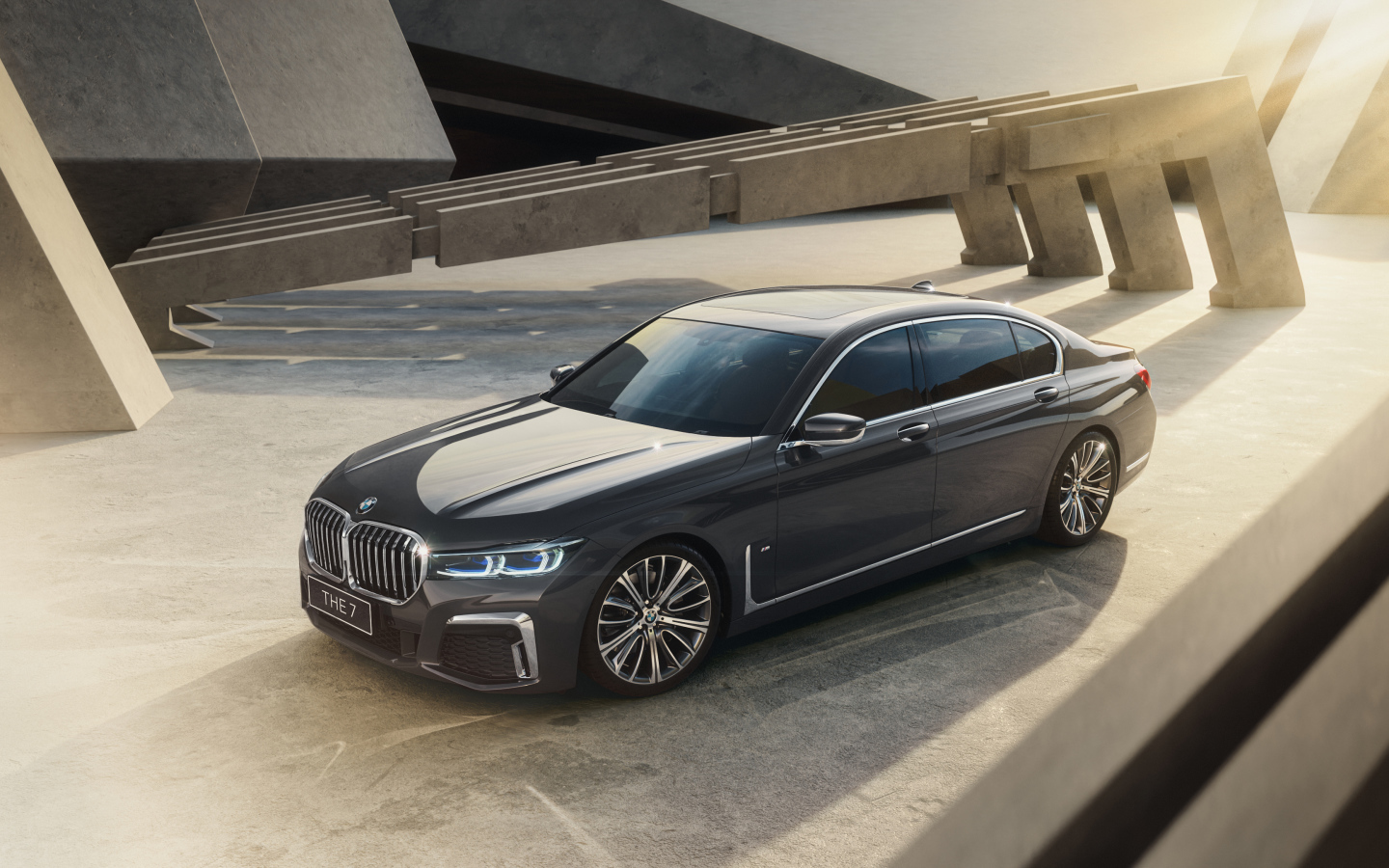 Черный автомобиль BMW 740Li M Sport Individual 2021 года 