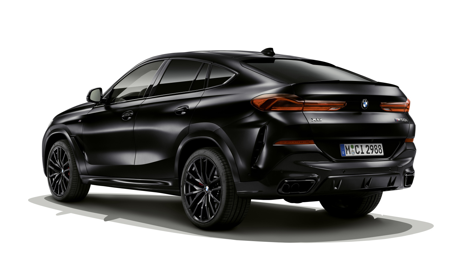 Стильный внедорожник BMW X5 M50i, 2021 года на белом фоне